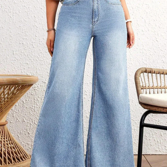 Light Wash Casual Women's Loose Fit Wide Leg Jeans w/Pockets - Picture 4 of 7